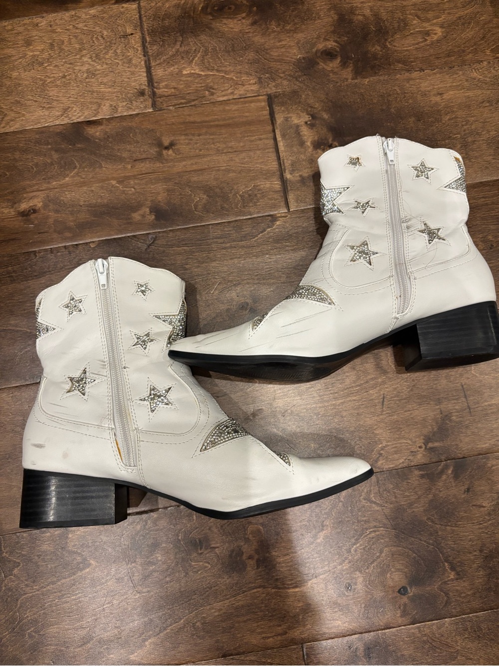 Betsy Johnson White Star-Embellished Women's Western Boots. Size 9.5